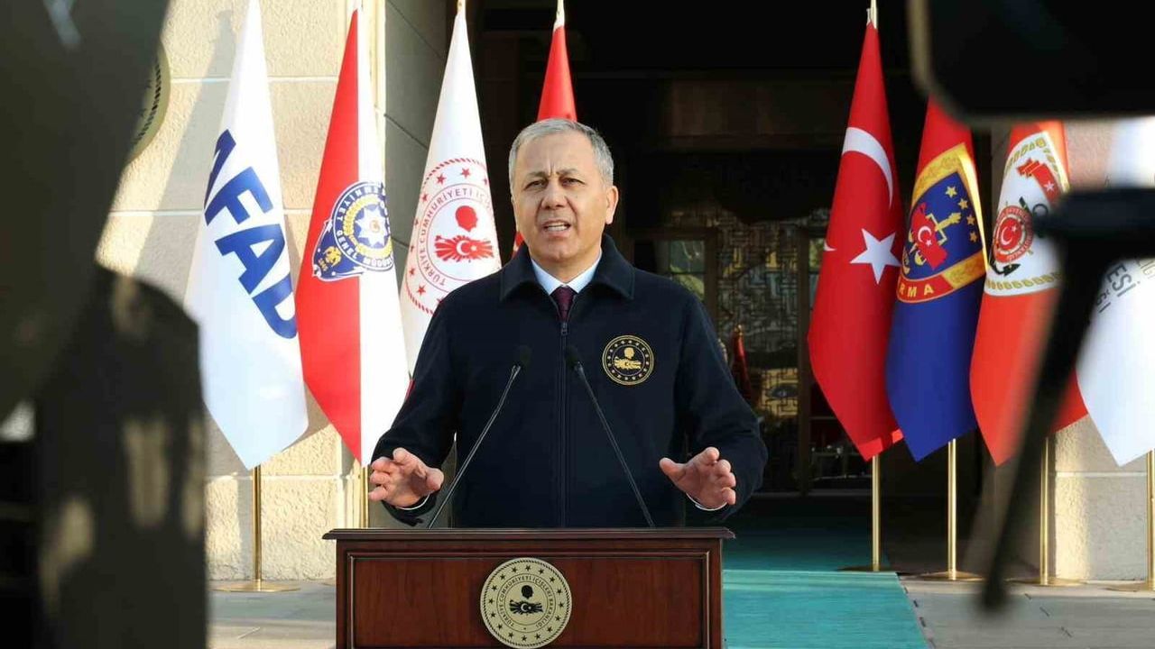 Yerlikaya: İzmir merkezli 'Narkokapan İzmir' operasyonunda 641 sokak satıcısı gözaltında