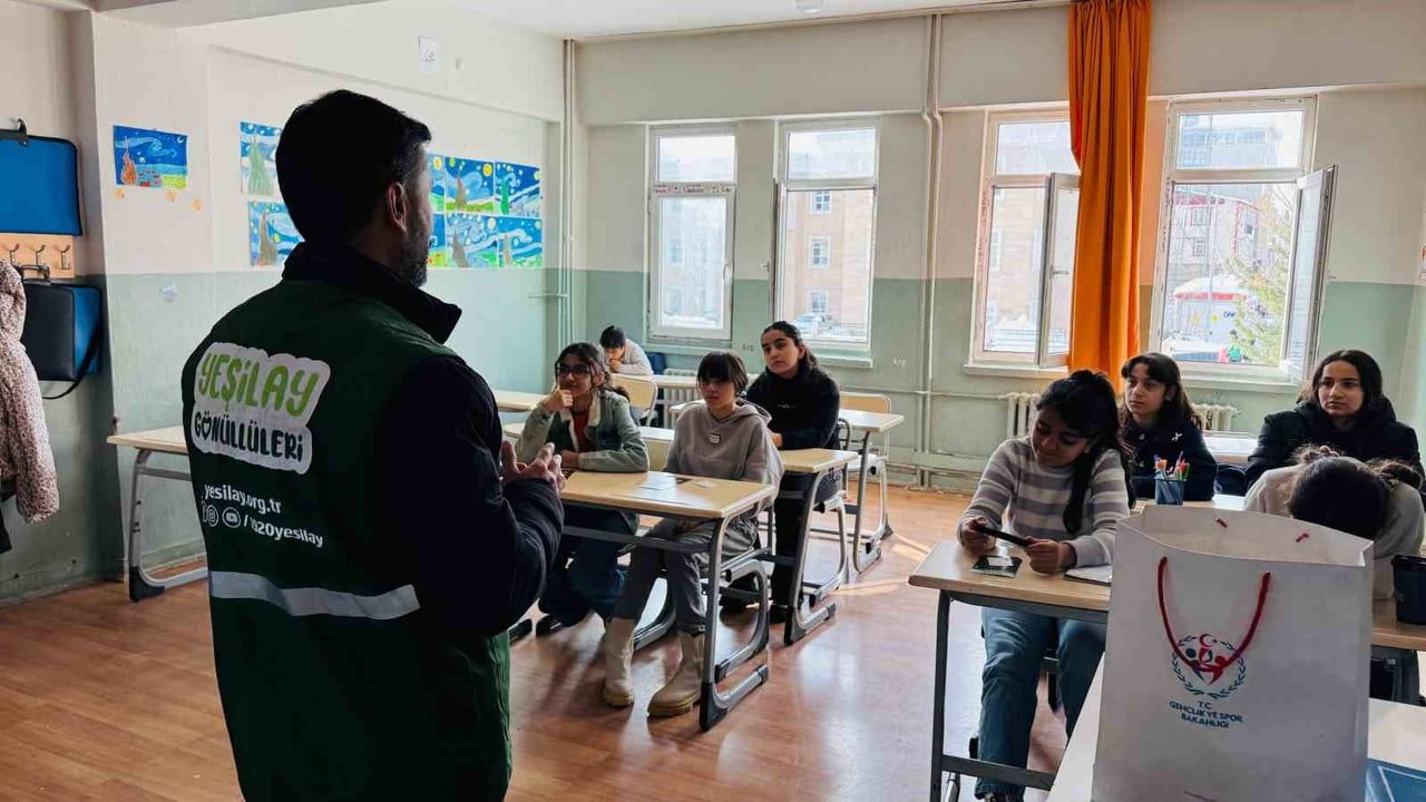 Yeşilay Beytüşşebap'ta Okullarda Bağımlılıkla Mücadele Eğitimleri Veriyor