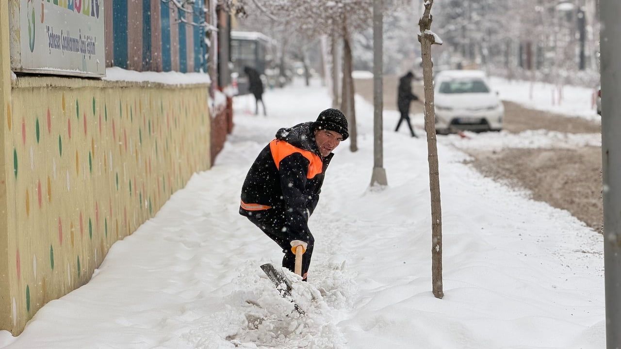 Yeşilyurt Belediyesi 7/24 karla mücadele yürütüyor