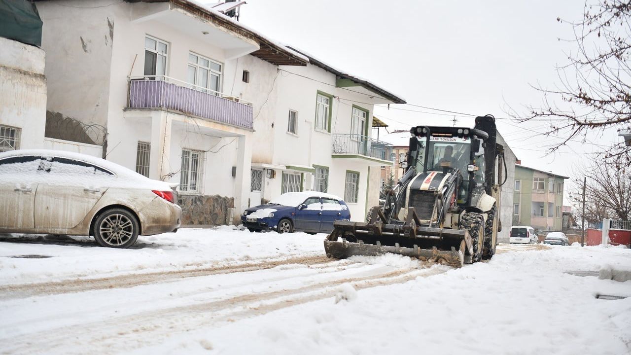 Yeşilyurt’ta karla mücadelede kesintisiz saha çalışması