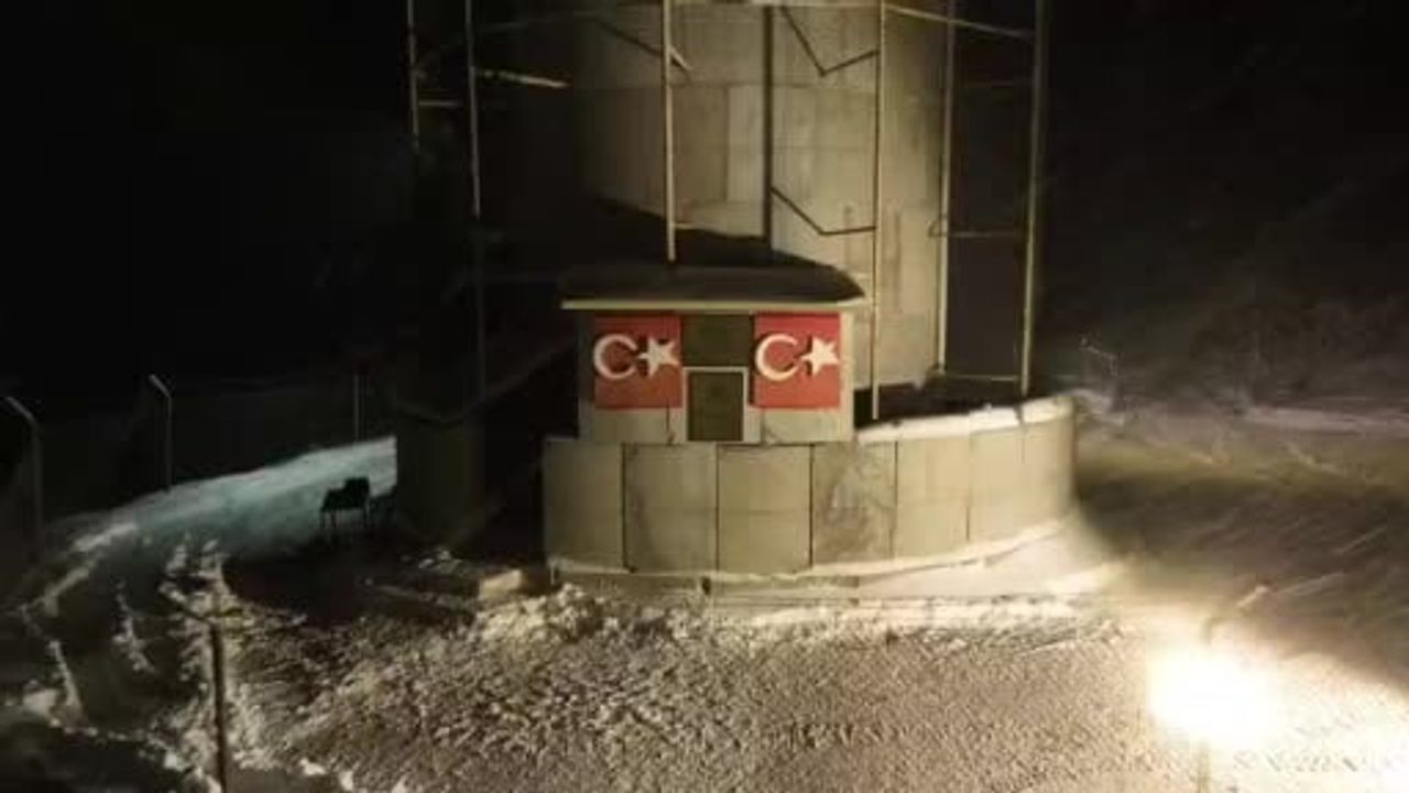 Yılbaşı nöbetinde güvenlik kulesinde aile kavuşması