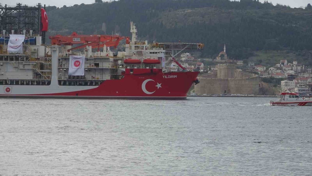 Yıldırım sondaj gemisi Çanakkale Boğazı'ndan geçti