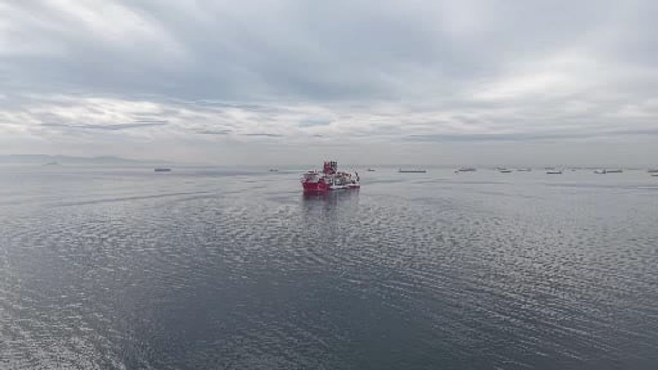 Yıldırım sondaj gemisi İstanbul Boğazı'na yaklaşırken havadan görüntülendi