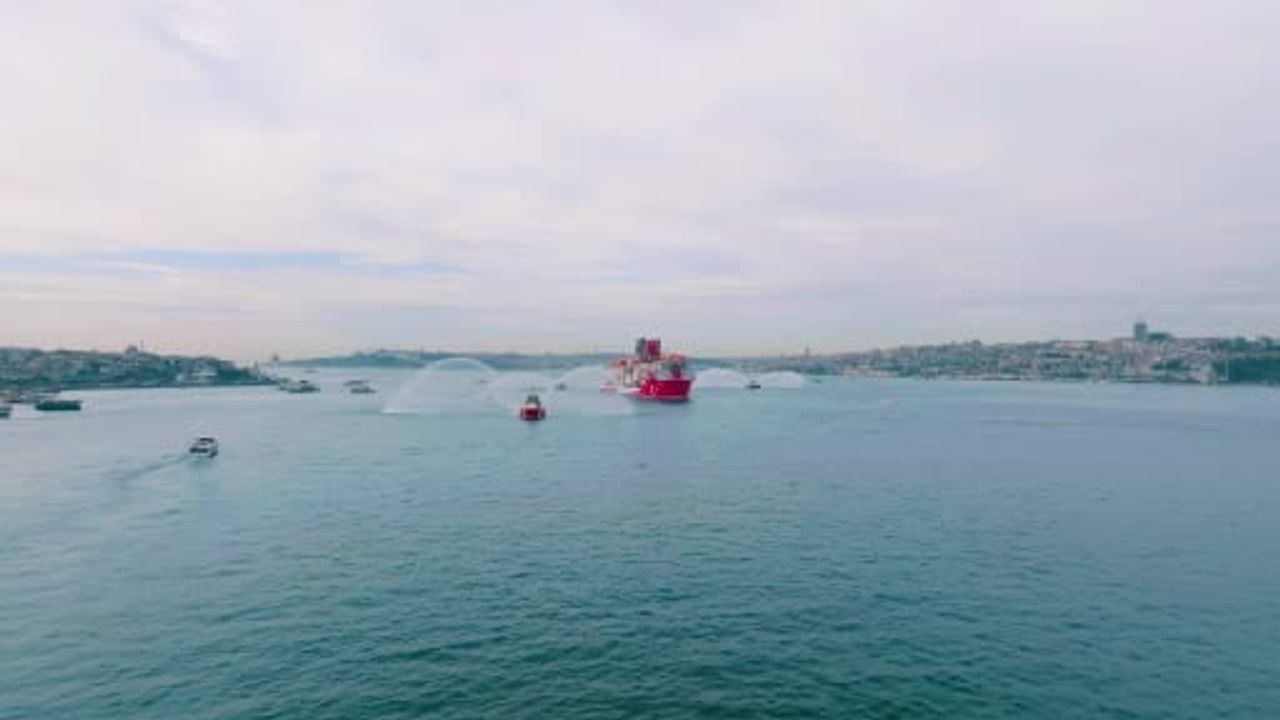 Yıldırım sondaj gemisi İstanbul Boğazı'na yaklaşırken havadan görüntülendi