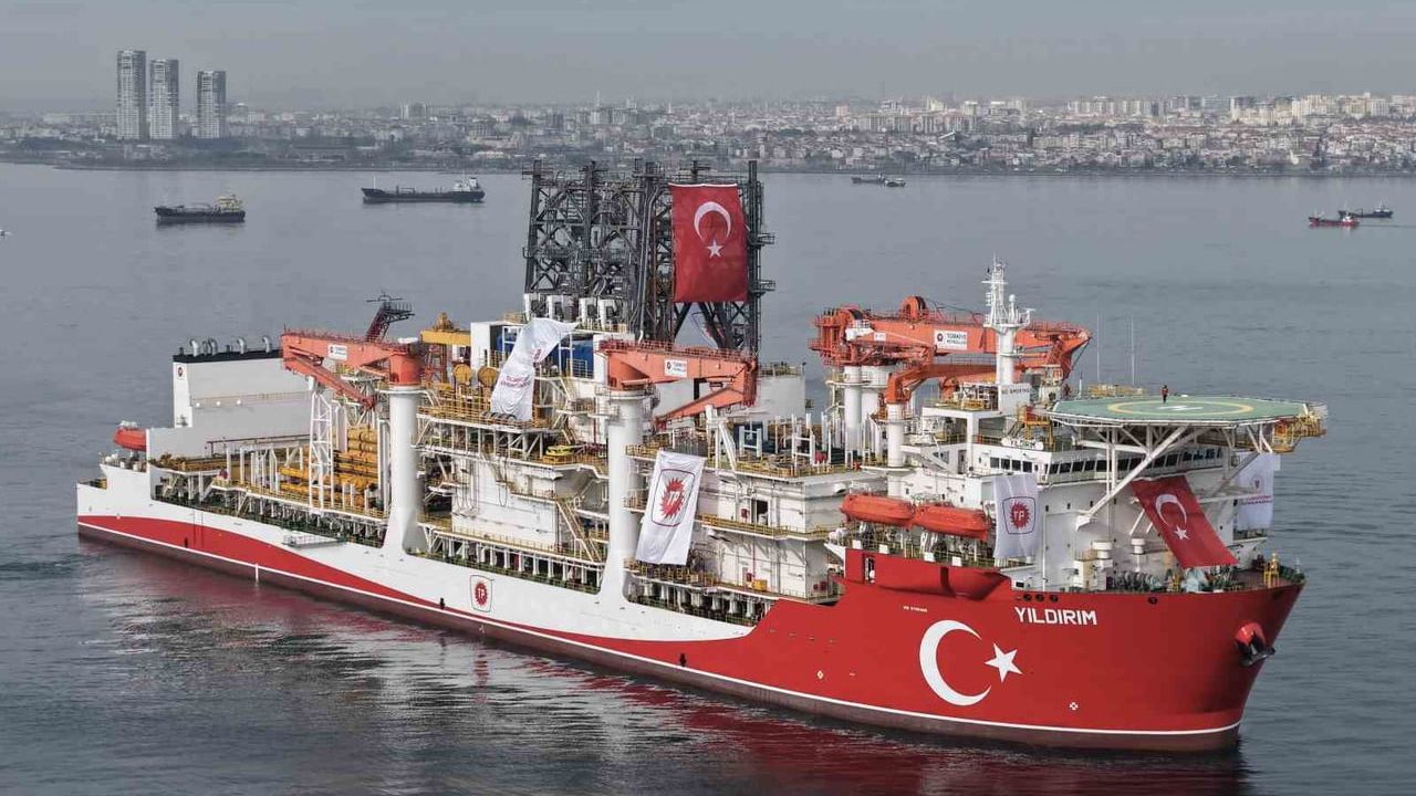 Yıldırım sondaj gemisi İstanbul Boğazı'na yaklaştı — Havadan görüntülendi