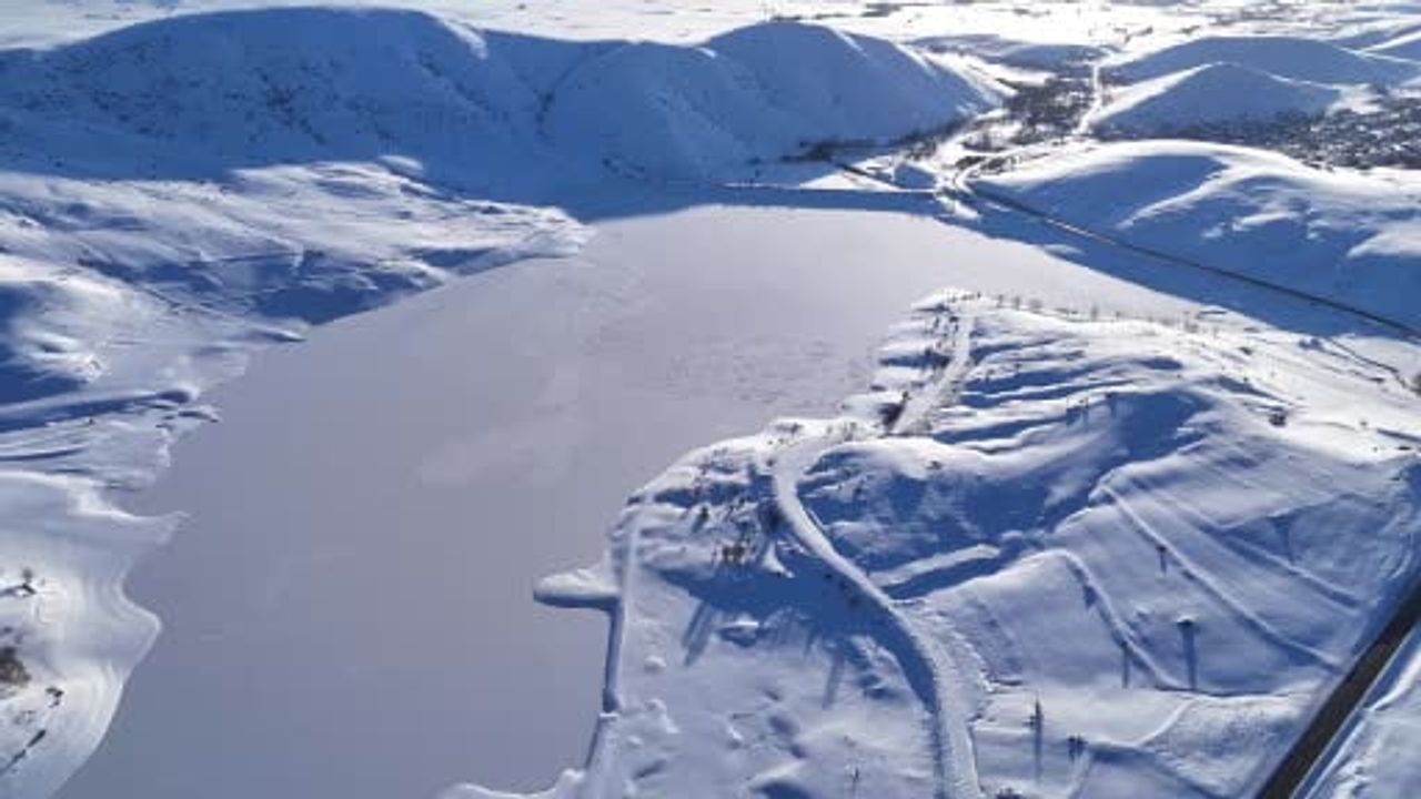 Yıldız Göleti Buzla Kaplandı — Sivas’ta Kartpostallık Kış Manzaraları