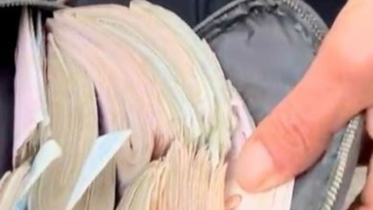 Yol kenarında düşen çanta belediye personelince sahibine ulaştırıldı