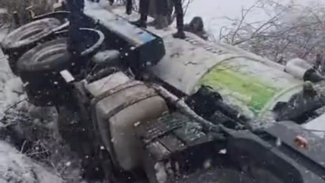 Yolalan Belde Belediyesi'ne Ait Vidanjör Şarampole Devrildi