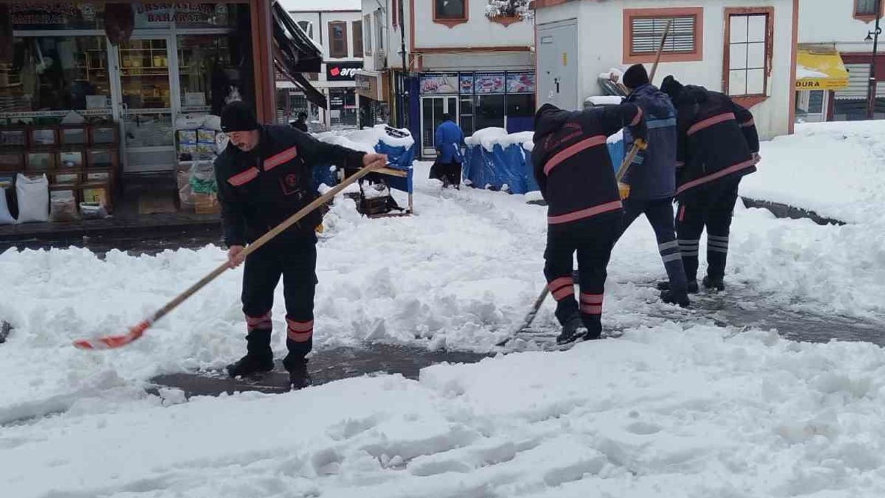 Yozgat beyaza büründü: Belediye ekipleri karla mücadeleye başladı