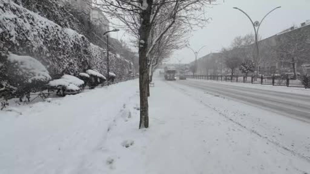 Yozgat beyaza büründü: Kar doğayı canlandırdı, çocuklar sevindi
