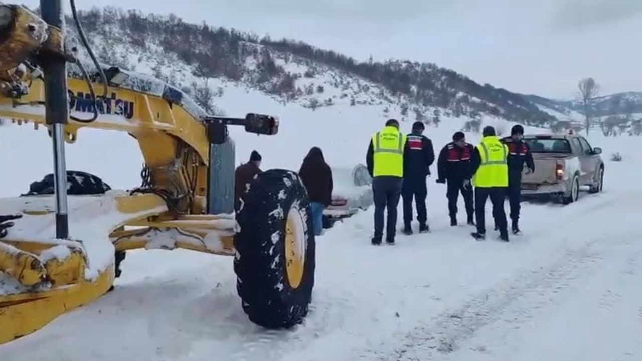Yozgat Kadışehri'nde karla mücadele aralıksız sürüyor