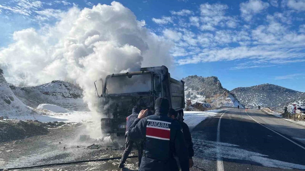 Yozgat'ta Aydıncık'ta seyir halindeki kamyon yandı, kullanılamaz hale geldi