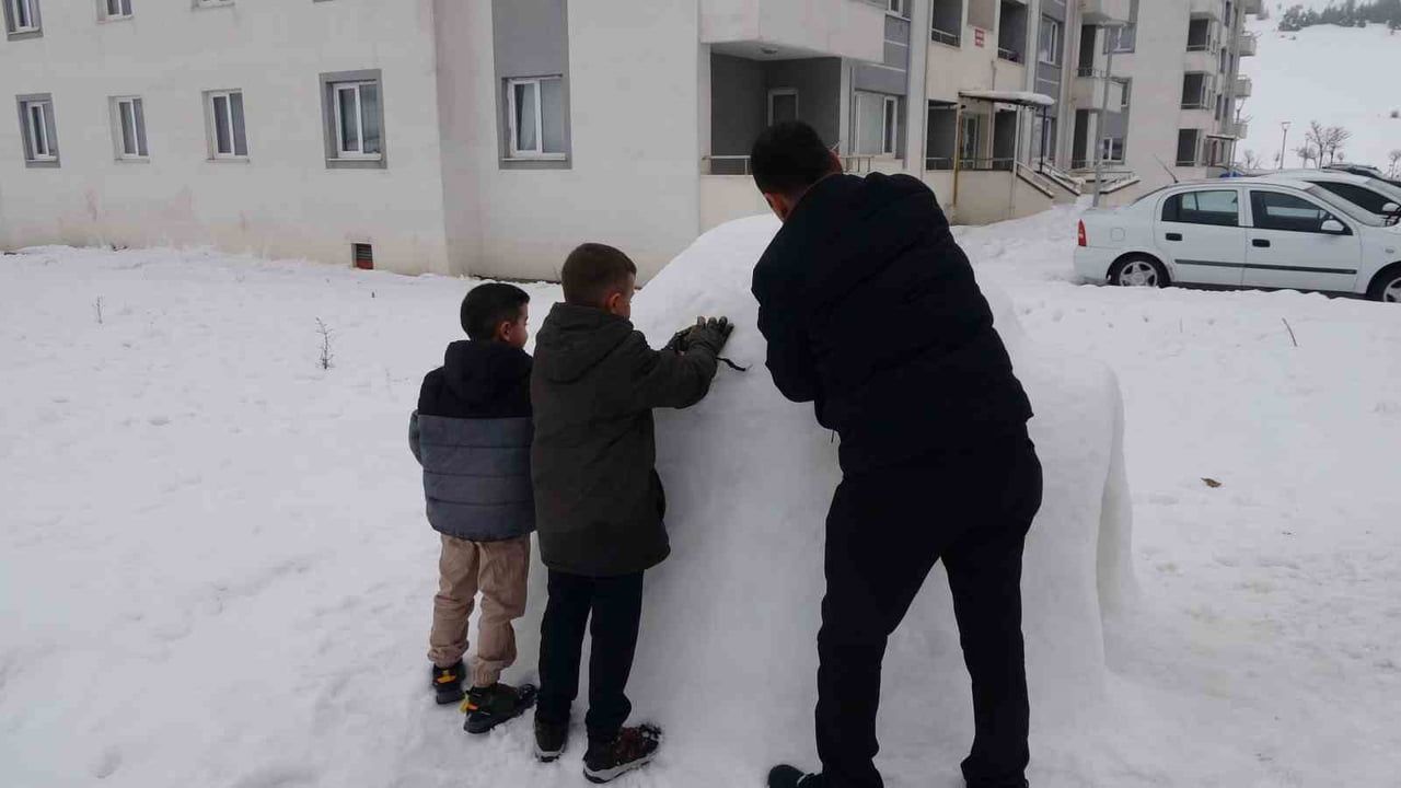 Yozgat’ta Ersoy Ailesinin Kardan İglo'su Mahallede İlgi Odağı