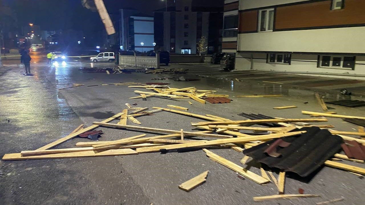 Yozgat'ta Fırtına: 10 Katlı Binanın Çatısı Uçtu