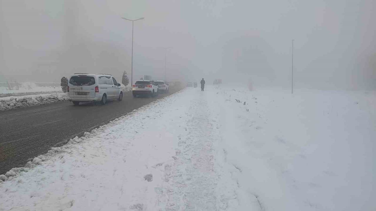 Yozgat'ta kar ve sis sürücüleri zorladı