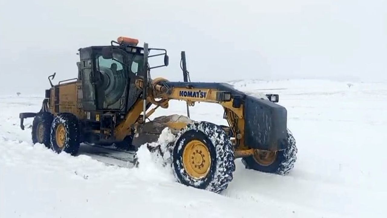 Yozgat’ta kar yağışında mahsur kalan araç Özel İdare tarafından kurtarıldı