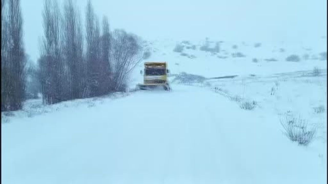 Yozgat'ta karla mücadele sürüyor: Kadışehri'nde yol açma çalışması