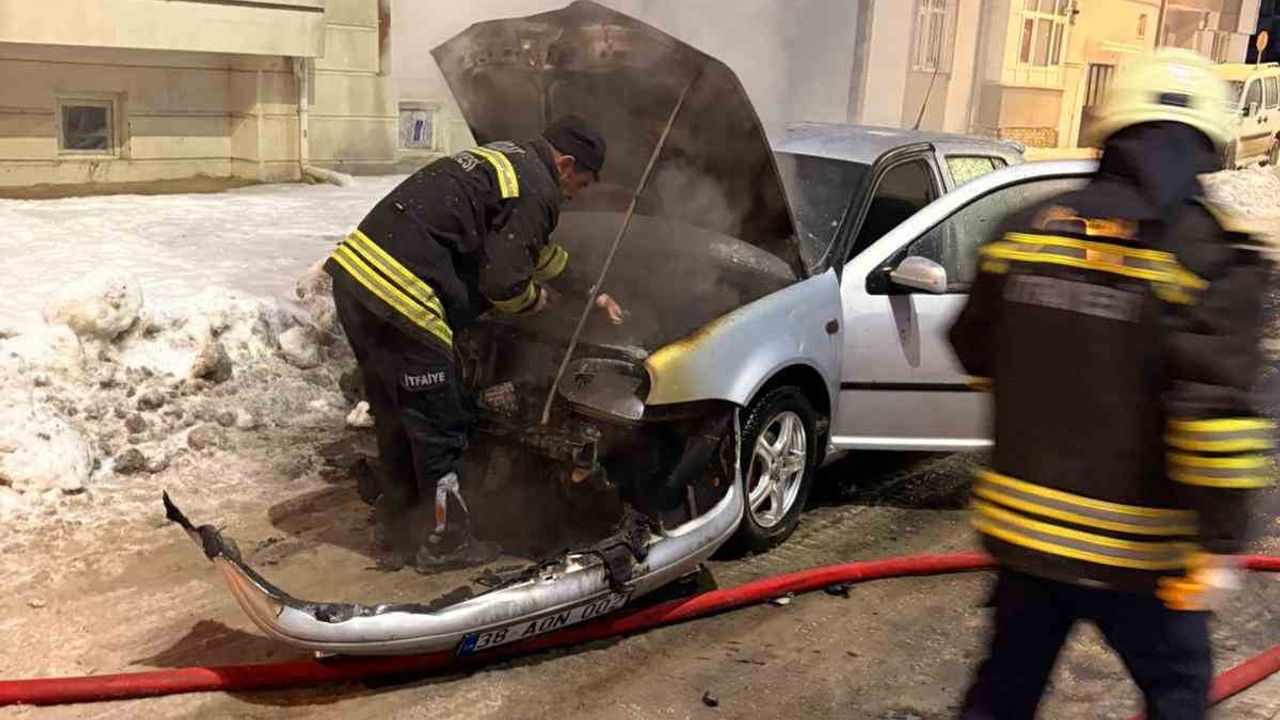 Yozgat'ta park halindeki araç alevlere teslim oldu