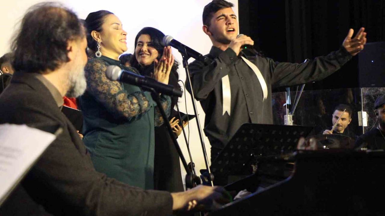 Yücel Arzen Hacıoğulları Amasya'da öğrencilerle sahnede