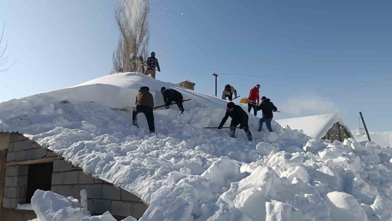 Yüksekova Beşatlı'da Köylüler Camii ve Evlerin Karını İmeceyle Temizledi