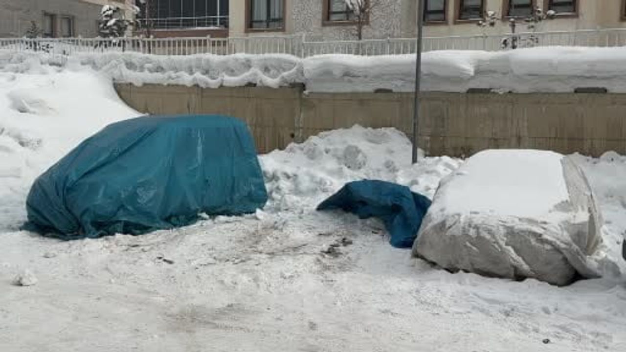 Yüksekova 'Buz Devri': Araçlar brandayla korunuyor, çatılarda 3 metreyi aşan sarkıtlar