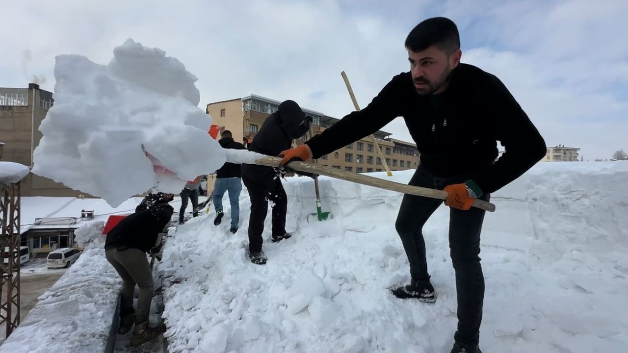 Yüksekova'da 20 kişilik ekip çatıdaki karı temizledi