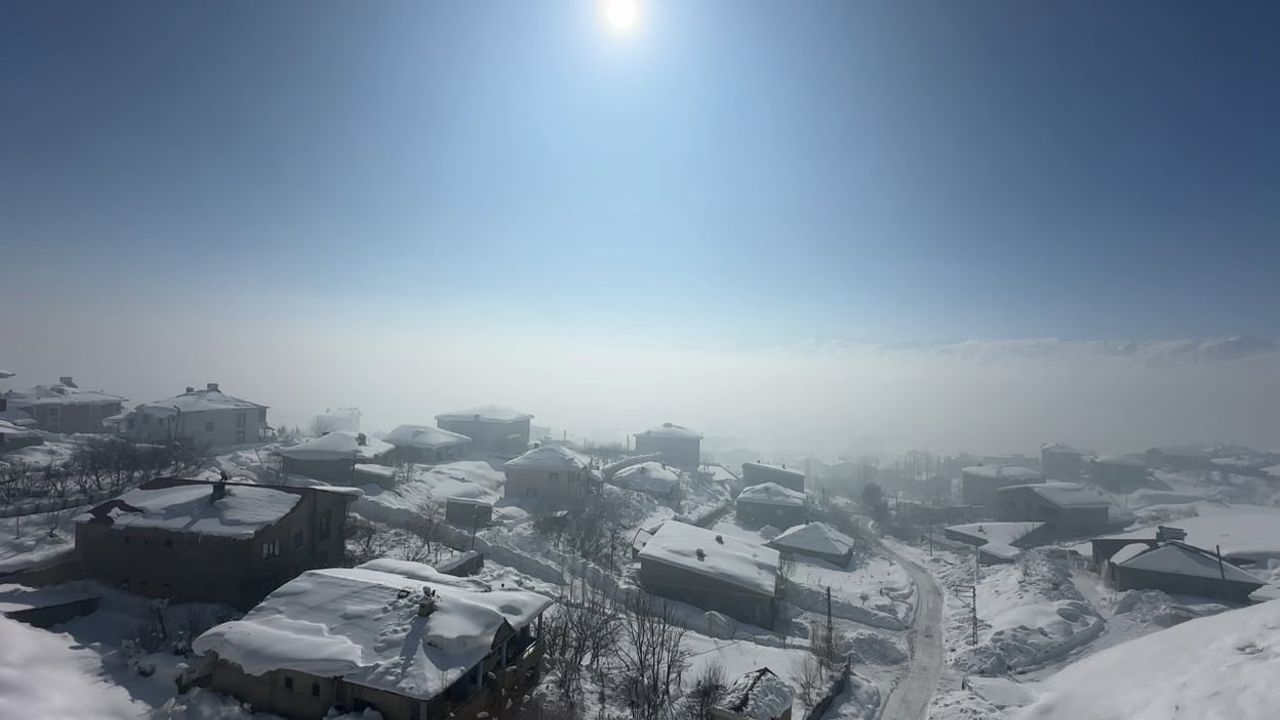 Yüksekova'da aşırı soğuk: Buz sarkıtları 3 metreyi aştı