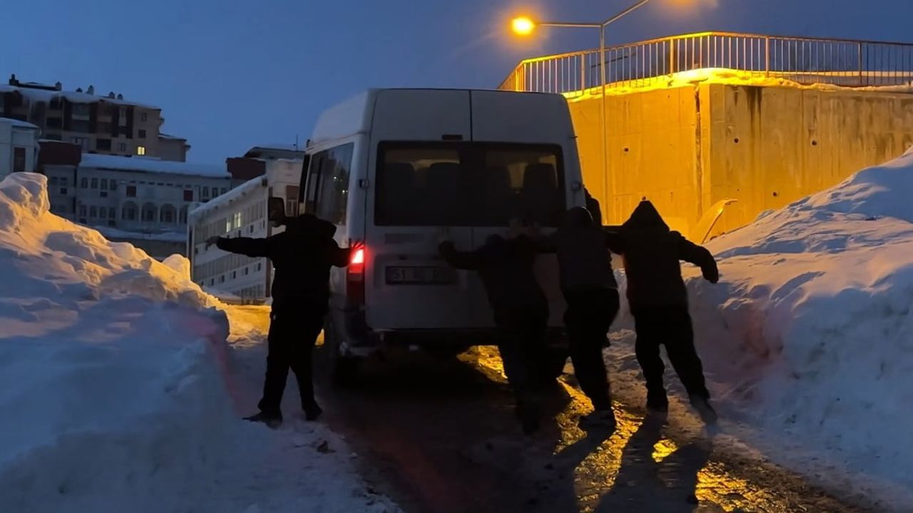 Yüksekova'da buzlu yolda mahsur kalan minibüs vatandaşların çabasıyla kurtarıldı