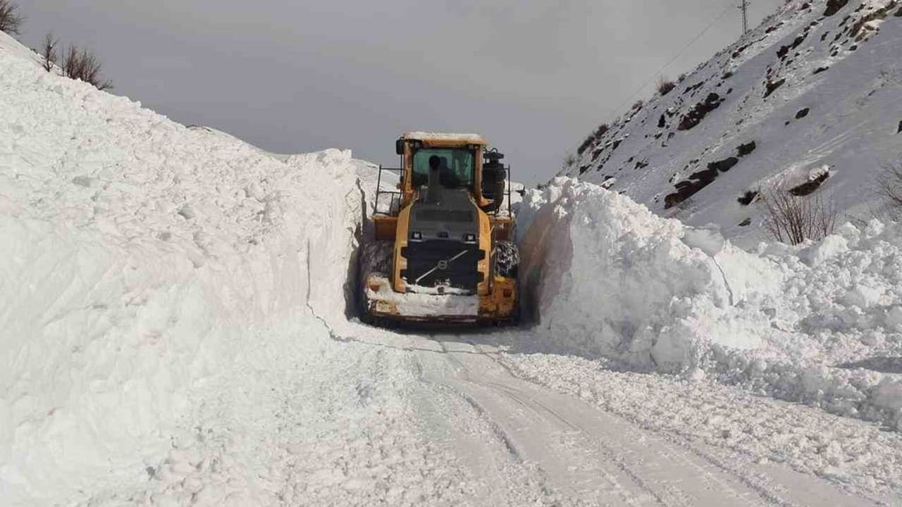 Yüksekova’da Çamdalı mezra yolundaki çığ temizlendi