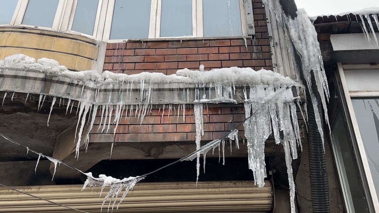 Yüksekova'da Çatılarda 3 Metrelik Buz Sarkıtları