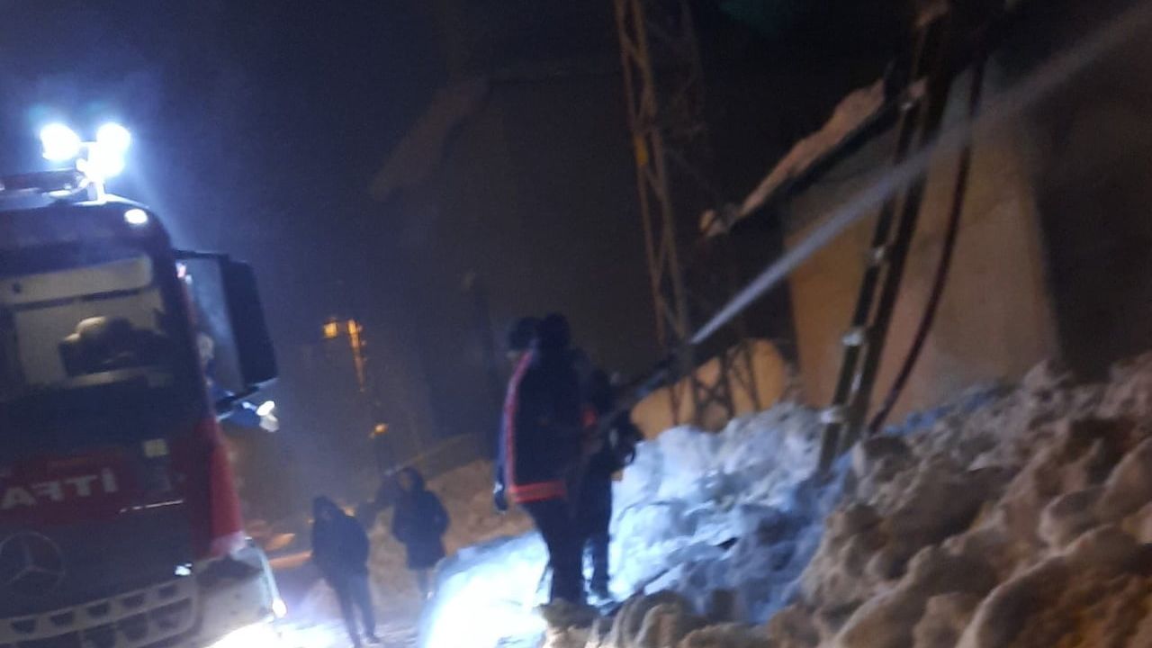 Yüksekova'da çıkan yangın evi kullanılamaz hale getirdi