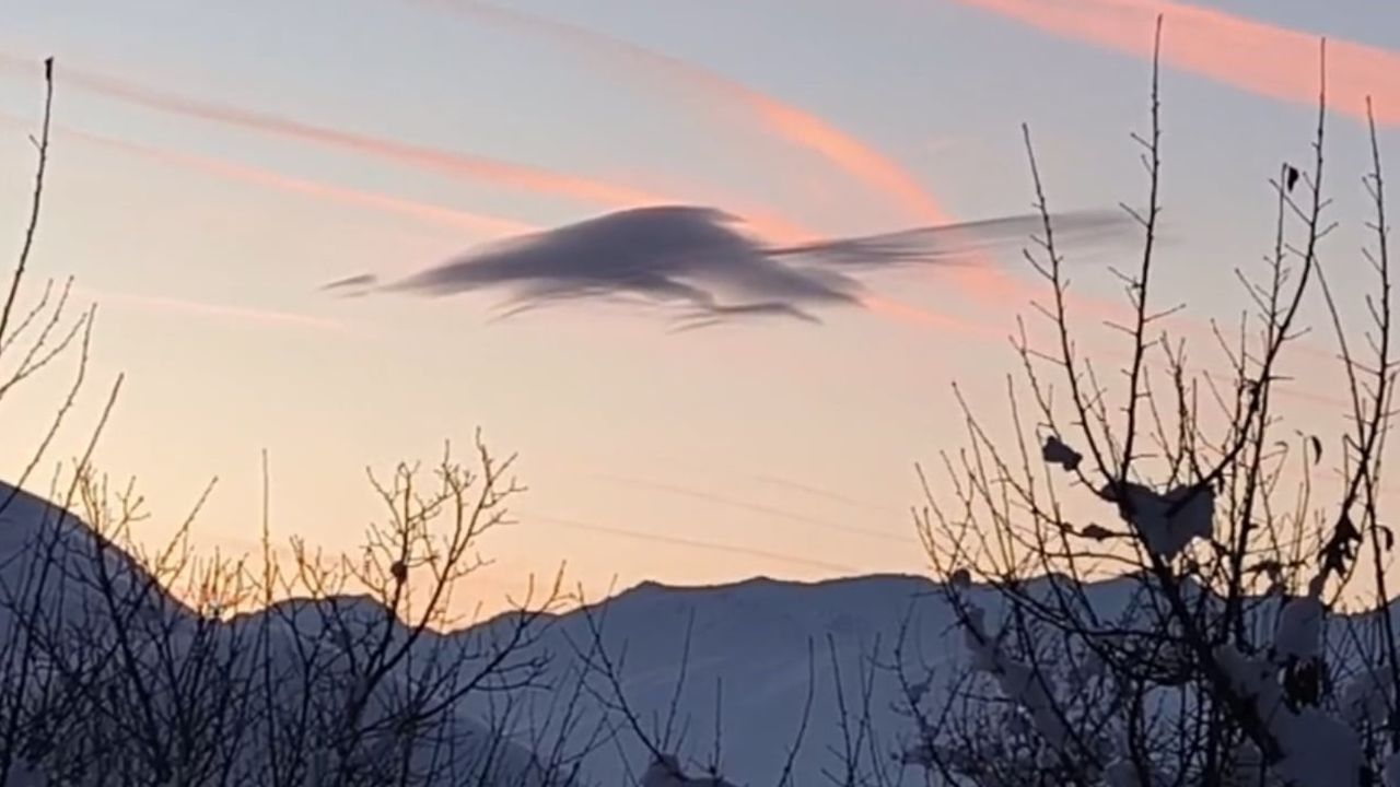 Yüksekova'da gökyüzünde doğa şöleni: Bulut birden çok silüet aldı