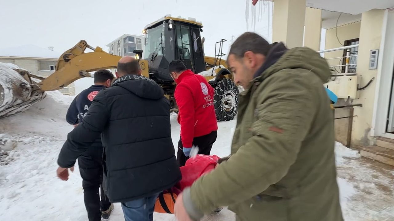 Yüksekova'da kar engeli aşıldı: UMKE ve sağlık ekiplerinin 2 saatlik kurtarma operasyonu