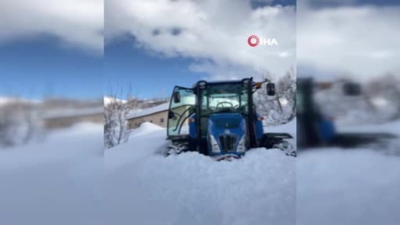 Yüksekova’da kar engelini traktörle aştılar: Hastaya ulaşım sağlandı