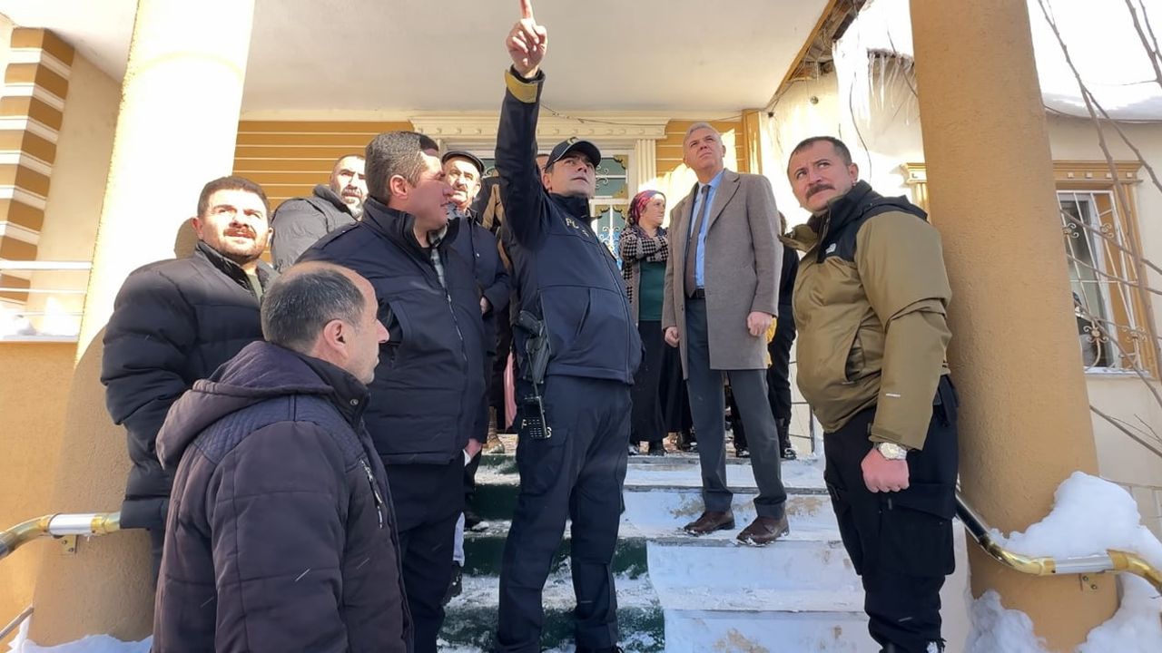 Yüksekova'da kar nedeniyle ev tavanı çöktü — 5 kişilik aile kurtuldu