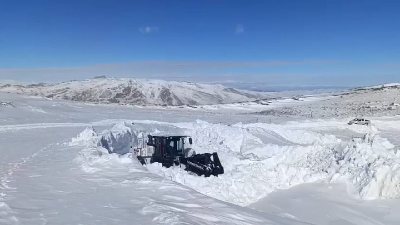Yüksekova'da kar tünelleri: İş makinelerini aşan karla mücadele