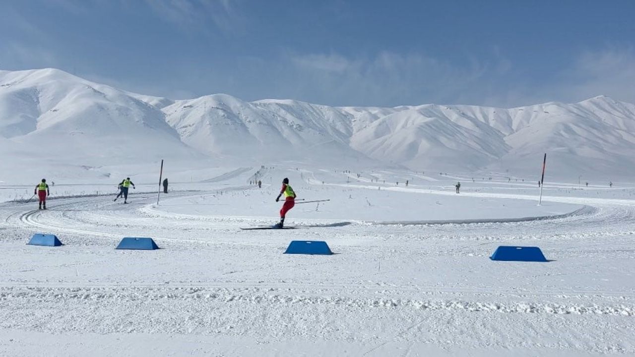 Yüksekova'da Kayaklı Koşu Barış ve Kardeşlik 1. Etap Yarışması heyecanı