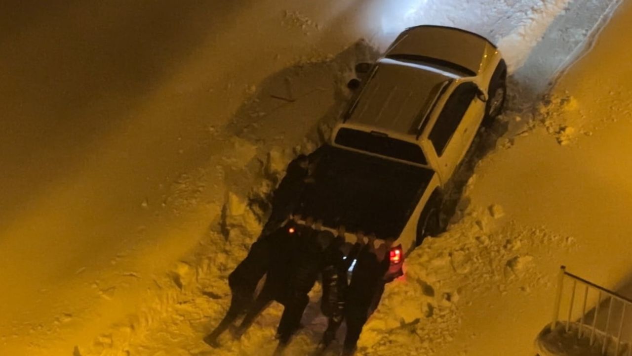 Yüksekova'da mahsur kalan kamyonet belediye ekipleri tarafından kurtarıldı