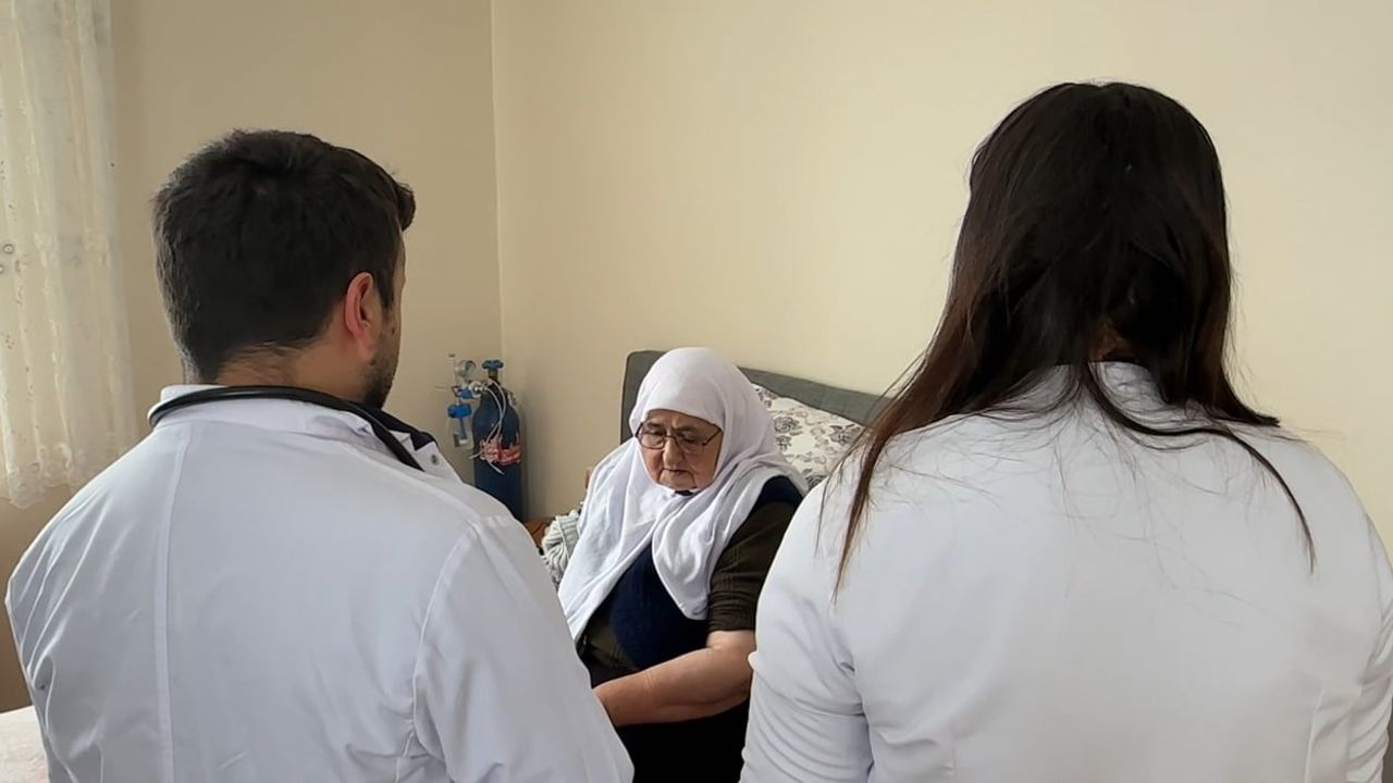 Yüksekova’da mobil sağlık ekipleri 1,5 metrelik karı aşarak köylere ulaştı