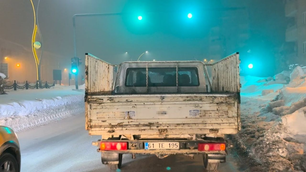 Yüksekova'da sıcaklık -25°C'ye düştü: Kamyonet yolda kaldı