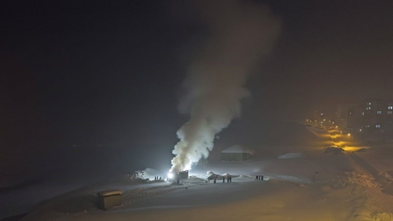 Yüksekova’da tandır evi yangınına itfaiye ulaşamayınca mahalleli karla müdahale etti