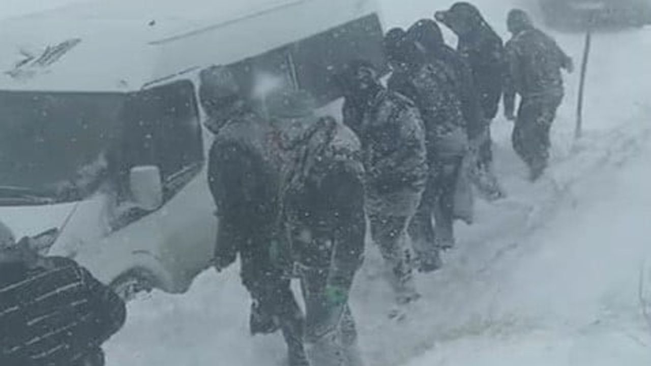 Yüksekova'da taziyeye gidenler kar ve fırtınada yolda mahsur kaldı