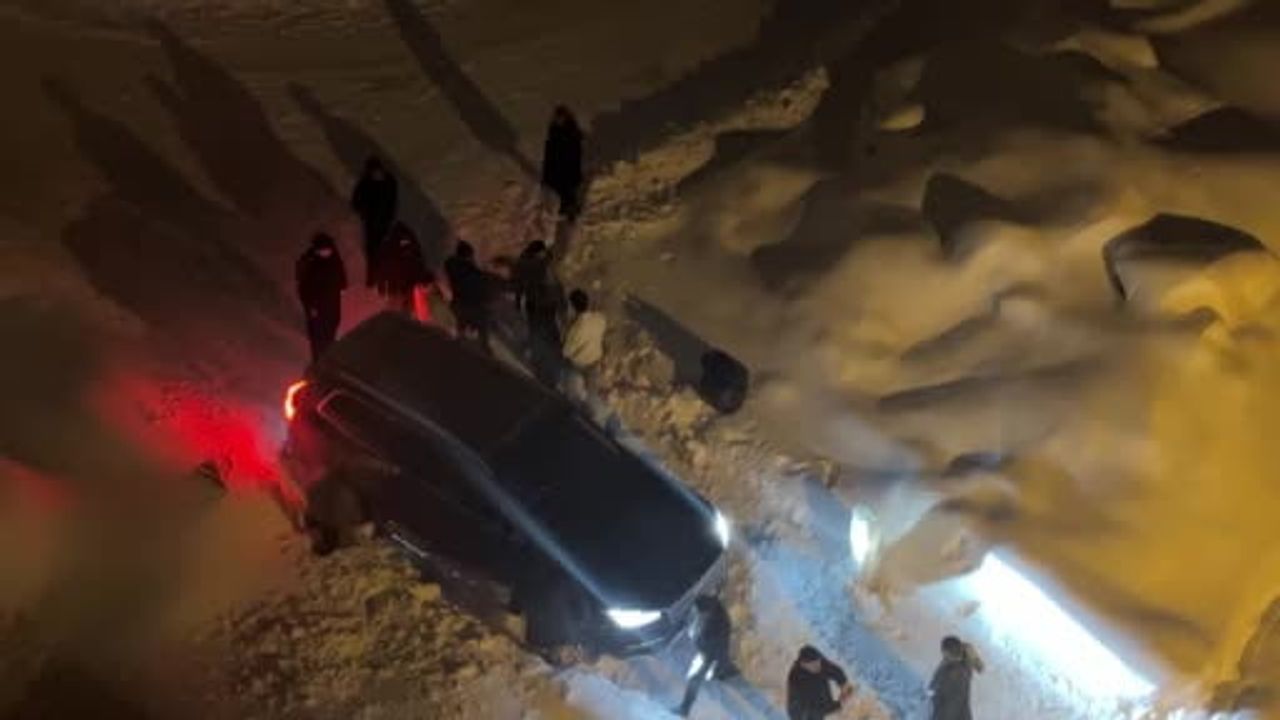 Yüksekova'da yoğun kar: Mahsur araçlar mahalle dayanışmasıyla kurtarıldı