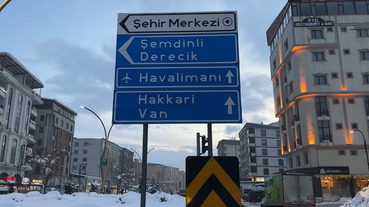 Yüksekova'da yoğun kar ve sis ulaşımı aksattı