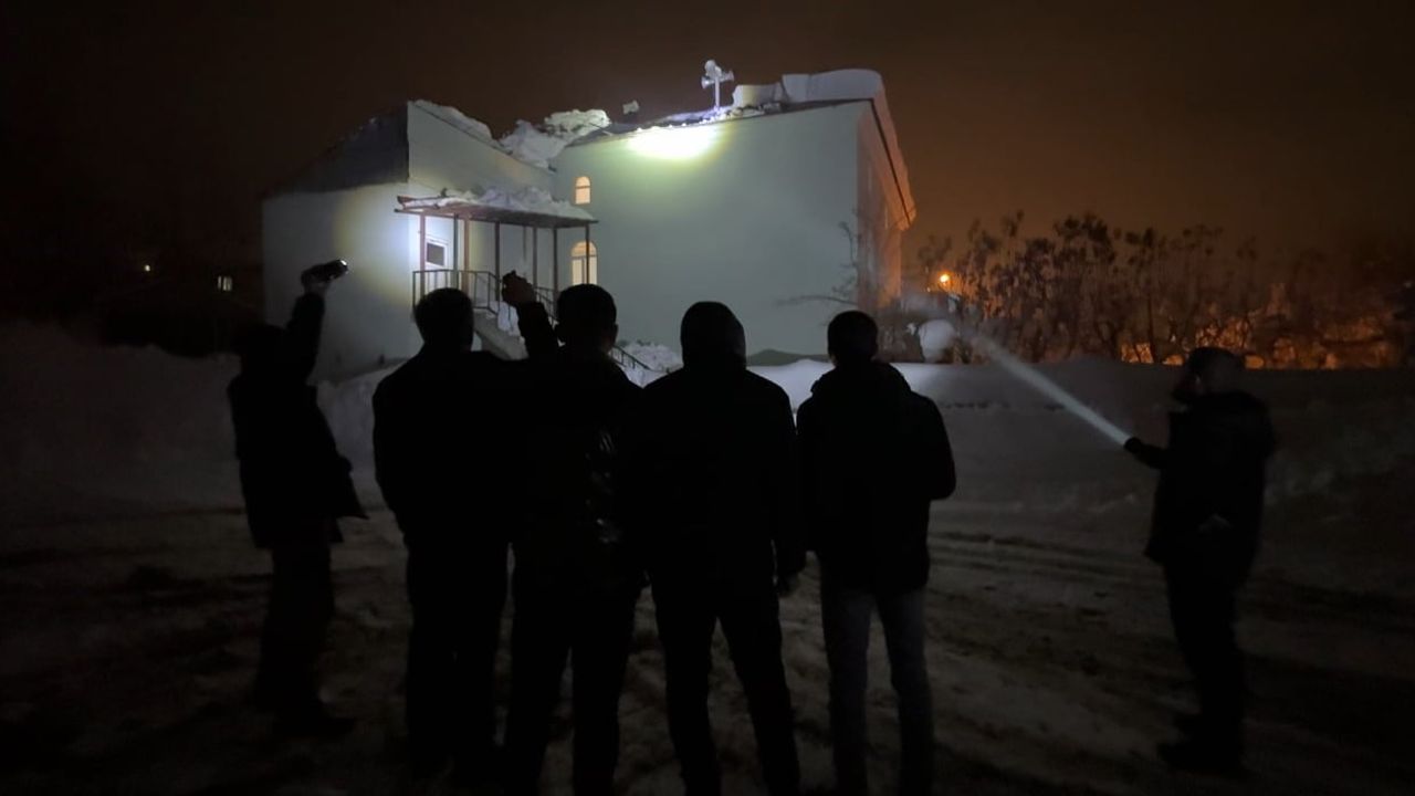 Yüksekova Güllüce Köyünde cami çatısı kar yüküne dayanamadı