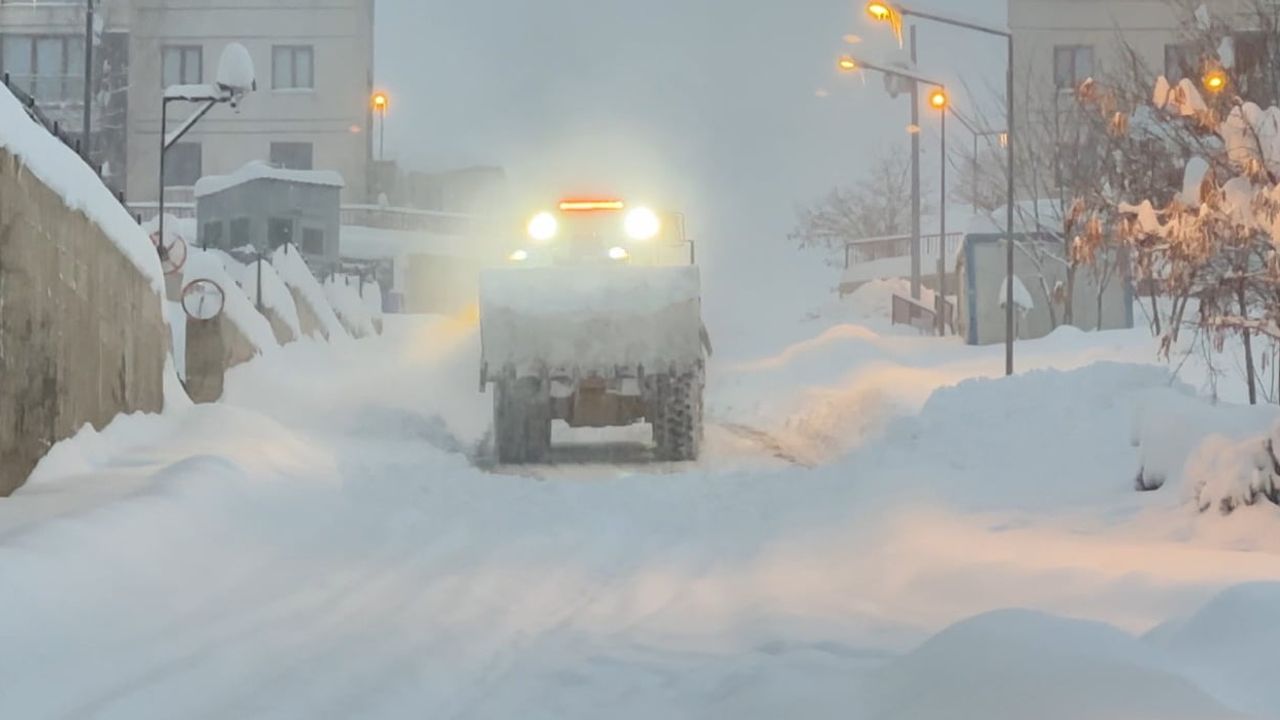 Yüksekova kara gömüldü: Merkezde kar kalınlığı yarım metreyi aştı
