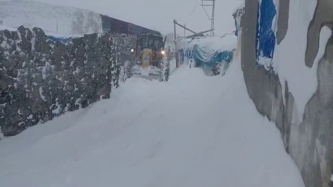 Yumruveren'de 2 bin 300 metrede yoğun karla mücadele