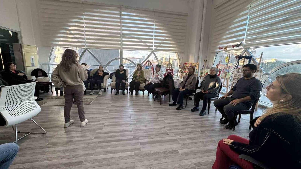 Yunusemre'de Alzheimer hasta yakınlarına nefes eğitimi