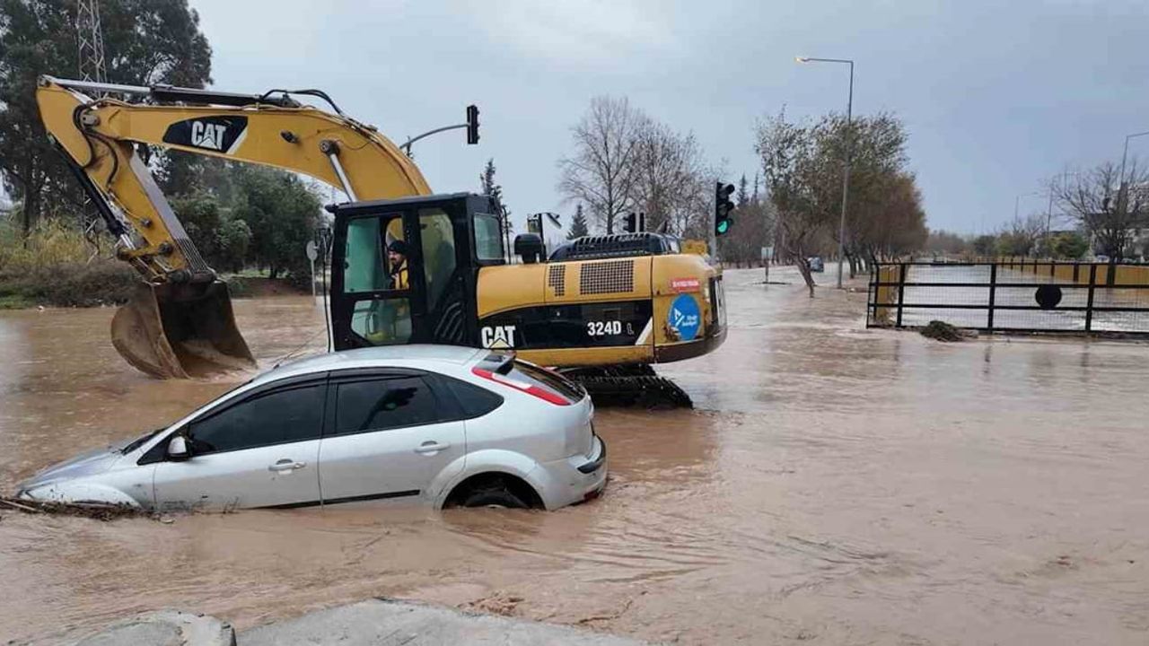 Yüreğir’de Sel: Minibüs Üstünde Mahsur Kalanlar Kurtarıldı