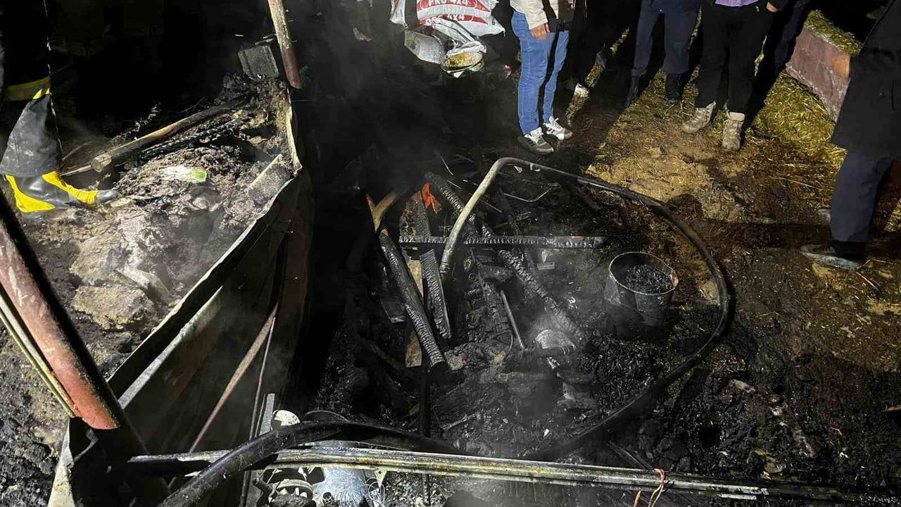 Yusufça'da ahır yangını itfaiye tarafından söndürüldü